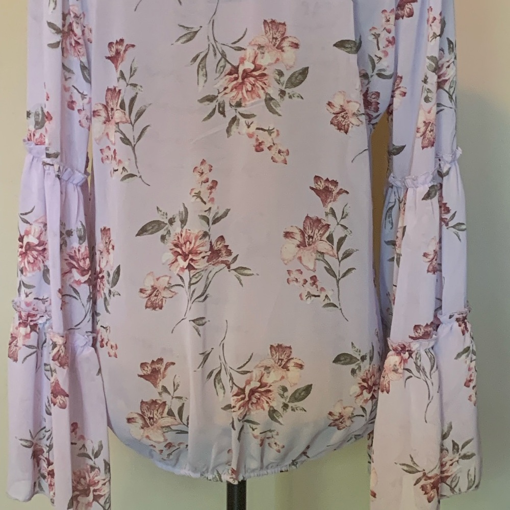 Lovely floral top-New without tag! - Picture 3 of 4